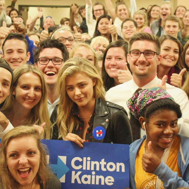 Photo:ヒラリー・クリントン大統領候補に代わって、ミシガン州の大学をめぐる選挙キャンペーンで、票を荒稼ぎの素敵な政治家クロエ・モレッツちゃん ! !