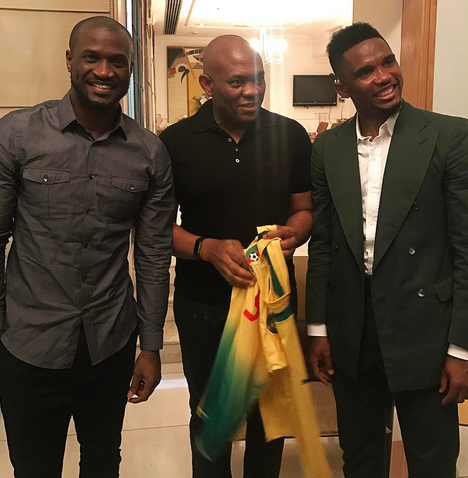 s Samuel Eto'o pays surprise visit to Tony Elumelu, presents him a signed jersey (photos)