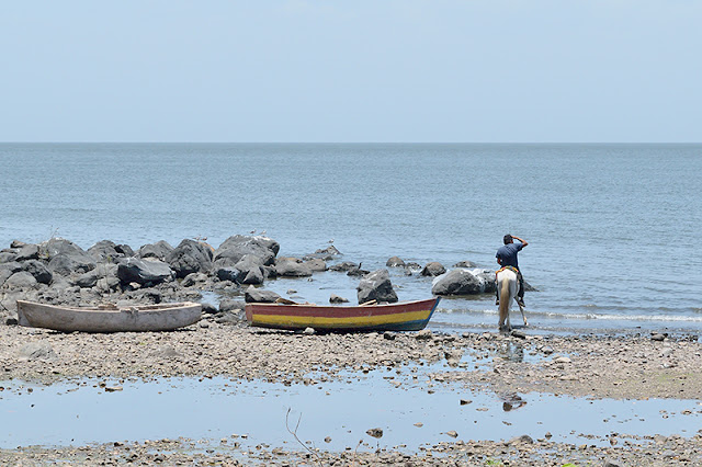 Homme à cheval sur la rive du lac Nicaragua