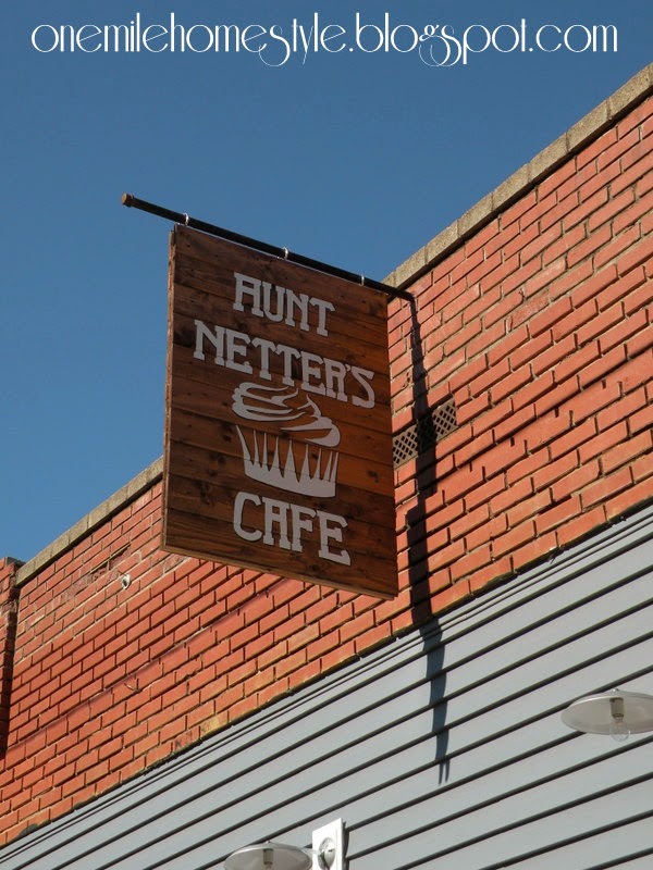 Aunt Netter's cafe outdoor sign