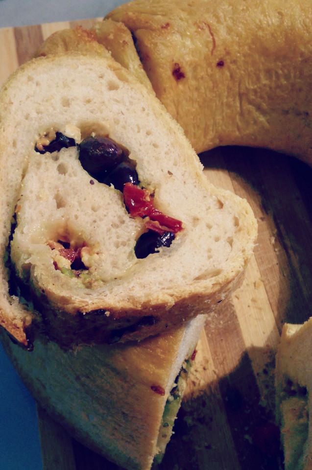 Pane farcito al pesto di pistacchi, olive e pomodori secchi