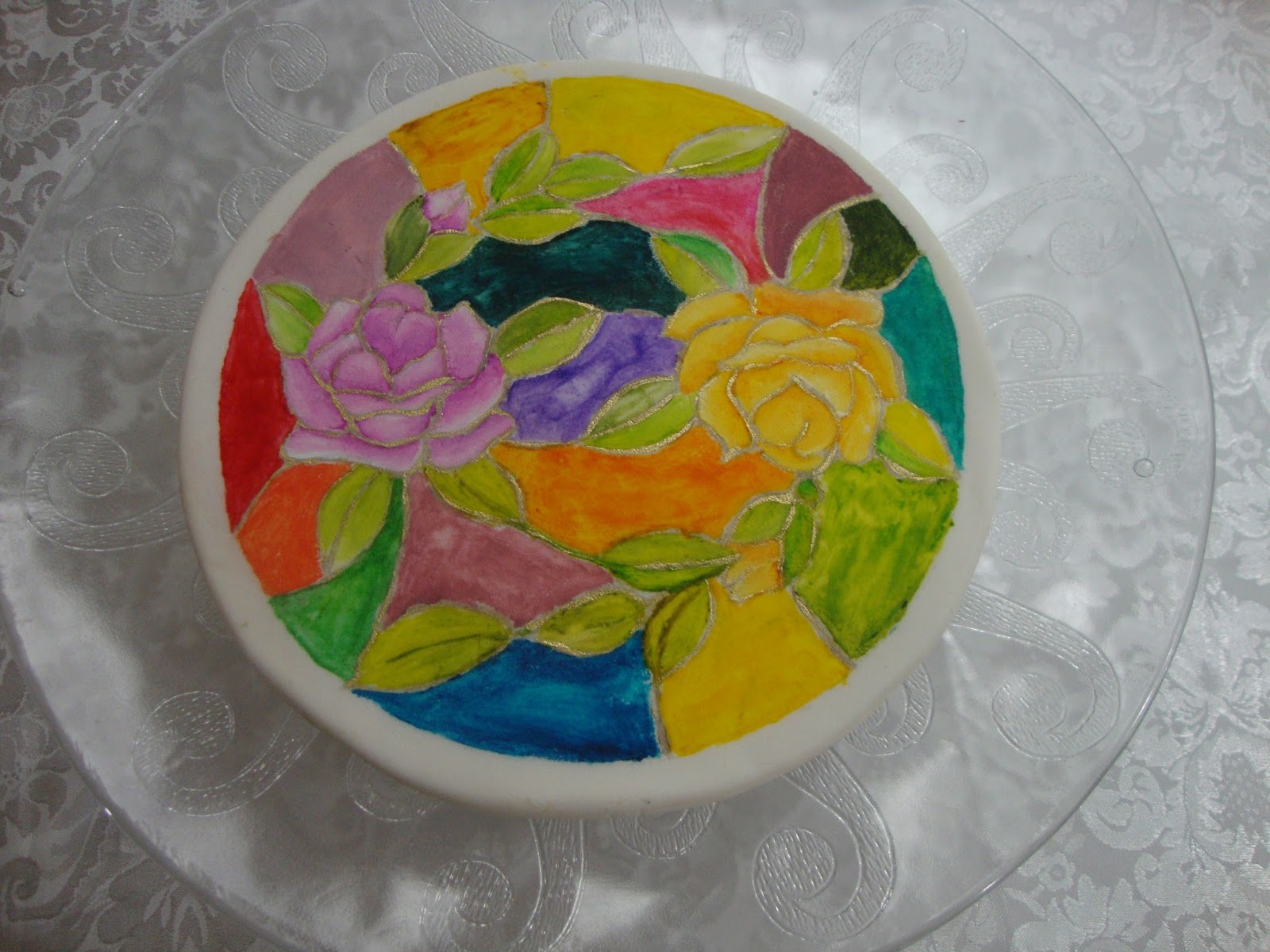 Doce Surpresa Flores pintadas em pasta americana.