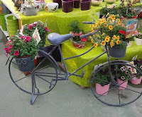 Decorar el jardín con bicicletas viejas, plantas y flores