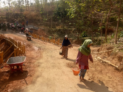 AKSI SRIKANDI SUKOREJO BERSAMA SATGAS TMMD DIM 0725/SRG BERGOTONG ROYONG NGECOR JALAN PROYEK TMMD REGULER KE 103 TH 2018 AKSI SRIKANDI SUKOREJO BERSAMA SATGAS TMMD DIM 0725/SRG BERGOTONG ROYONG NGECOR JALAN PROYEK TMMD REGULER KE 103 TH 2018