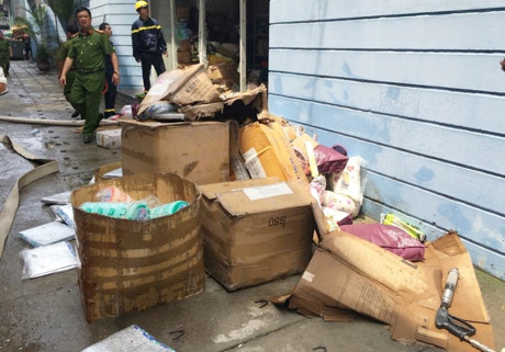 Chay kho hang tren duong Truong Chinh, nhieu tai san bi thieu rui - Anh 9