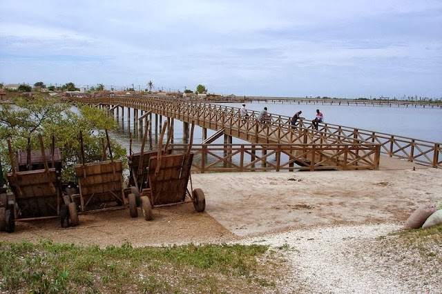 Wooden breeze to connect Fadiouth and Jole Wooden breeze to connect Fadiouth and Jole