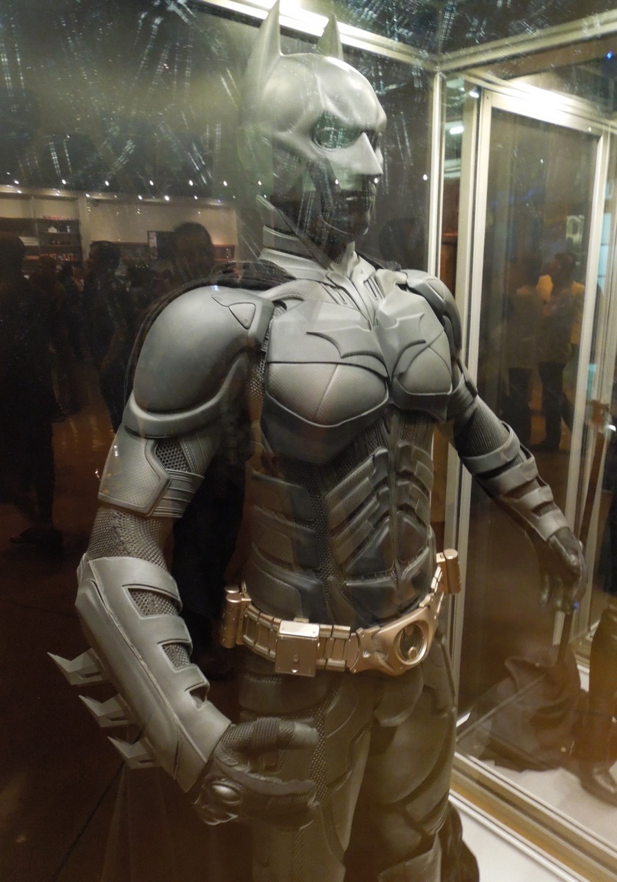 cohete dormir Coche Hollywood Movie Costumes and Props: Christian Bale's Batman suit from The Dark  Knight Rises...