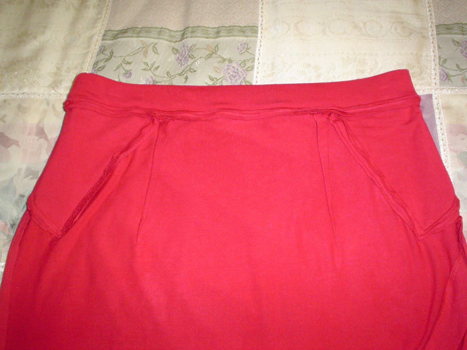 Amanda's Adventures in Sewing: Vogue 8711 - Red bamboo knit skirt