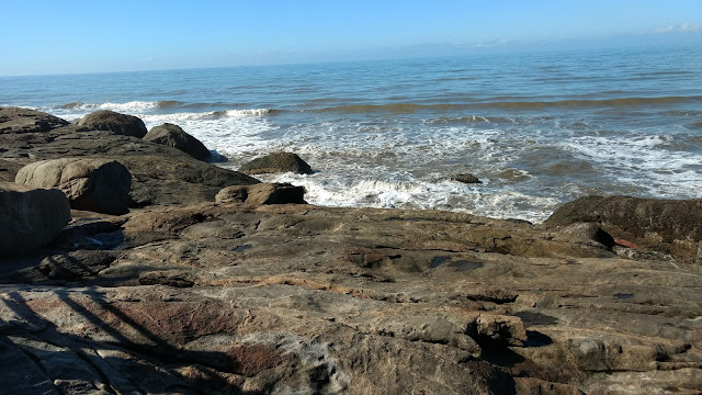 Quebra-mar. A arrebentação das ondas.