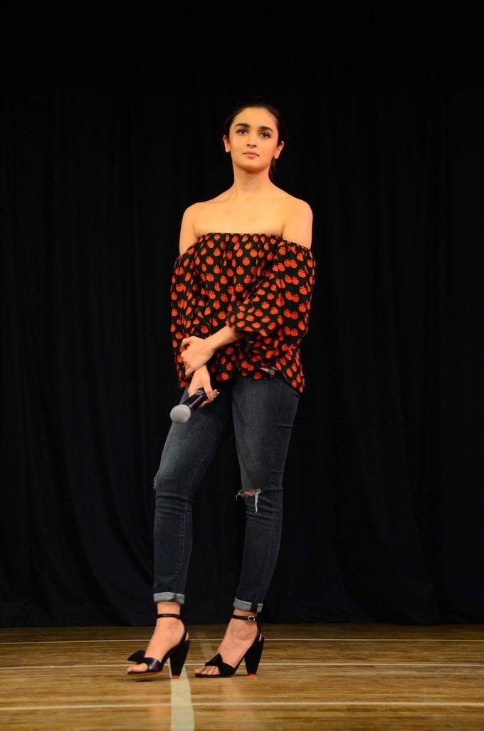Indian Actress Aalia Bhatt Images In Maroon Top Jeans
