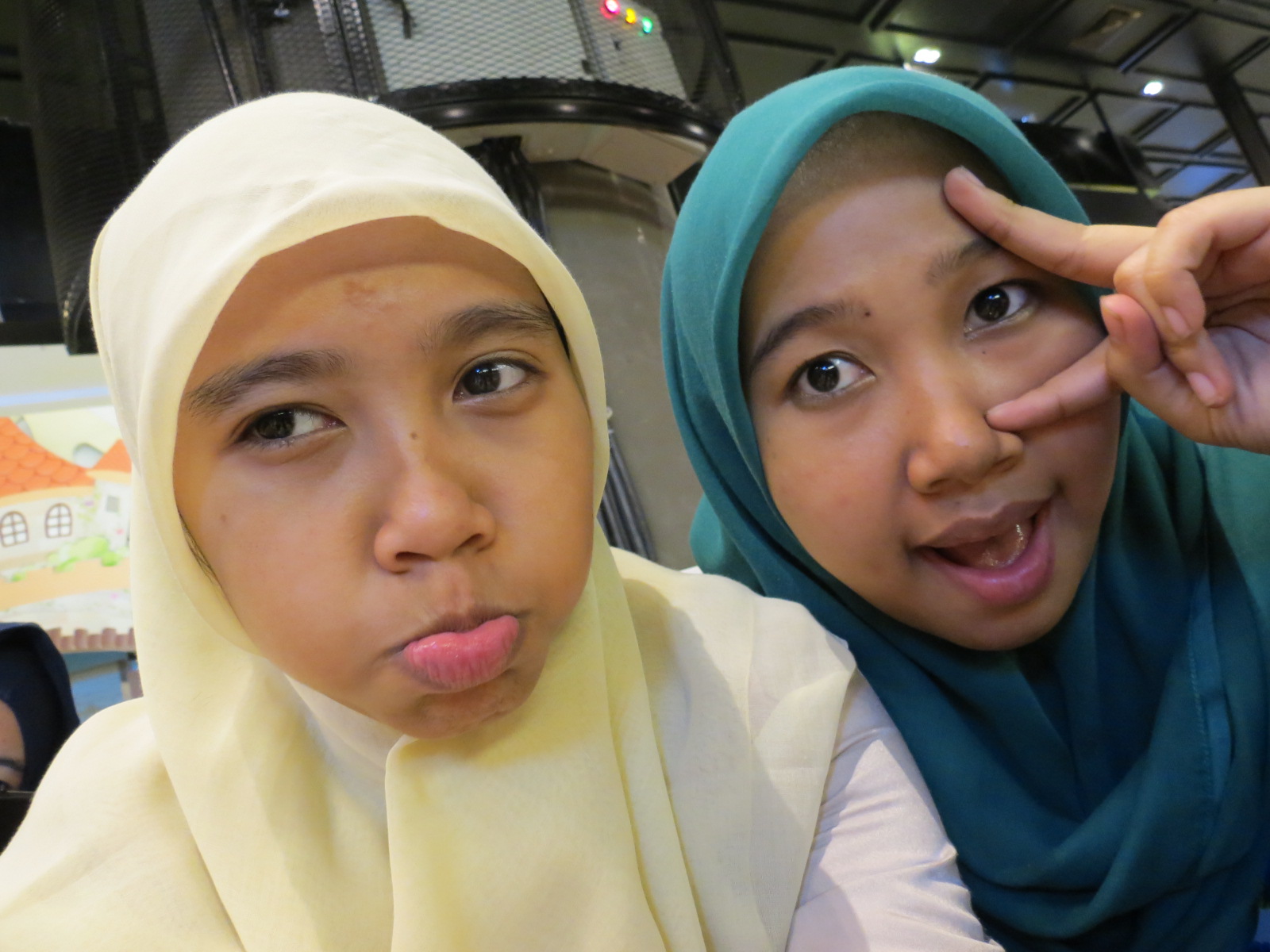 Сёстры лейбл обложки. Sister time. Сестер тайм. Бенд са словом систерс в названии. Morgan family.