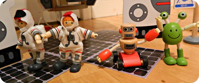 Hape Discovery Space Centre Characters Spacemen Astronauts rocket Alien Robot Wooden toy