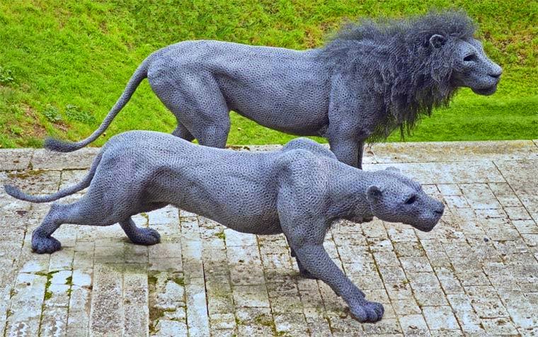 Realistic galvanized wire sculptures by British artist Kendra Haste. Inspired by nature, Kendra gives life to all kinds of animals joining layers of galvanized wire, sculpting creatures large and small for both public installations and private collections around the world. 