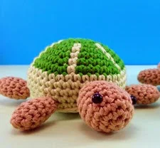 http://varetasyjaretas.blogspot.com.es/2014/10/patron-gratis-tortuga-en-crochet.html