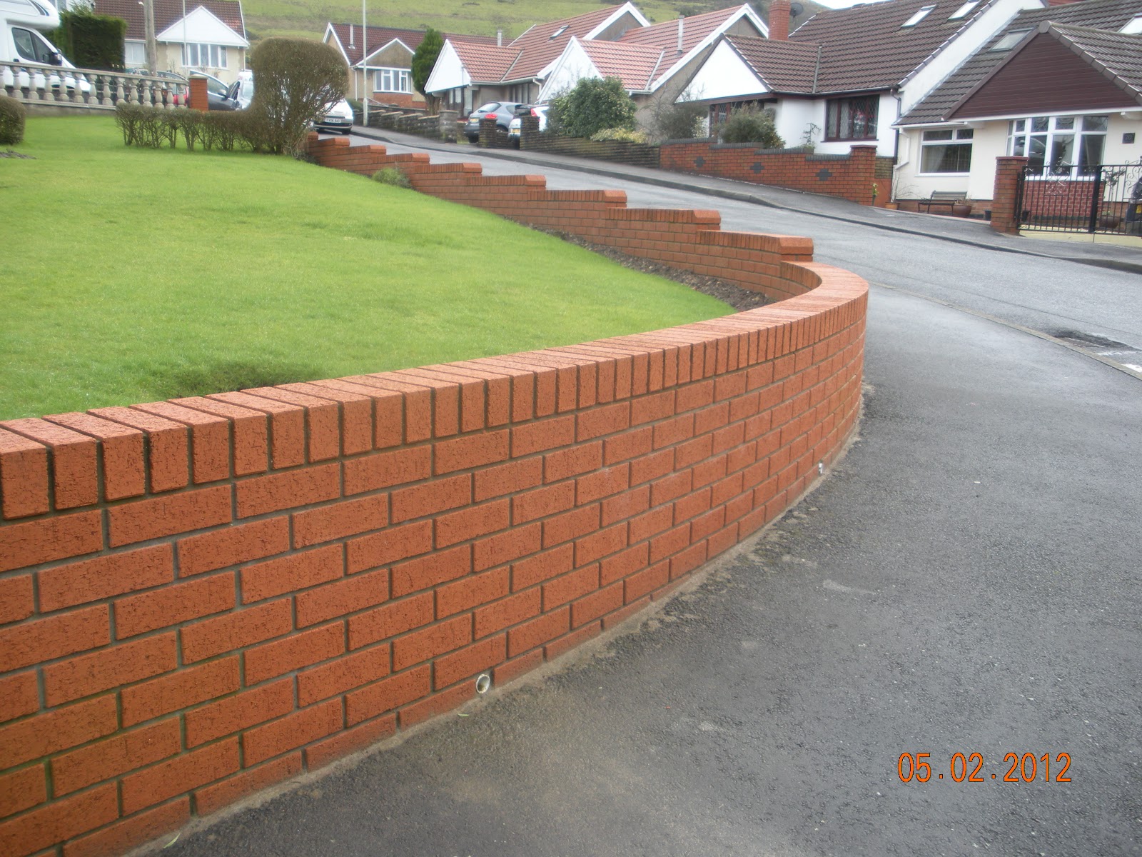 CWM LLYNFI BRICKLAYING 9 INCH RED FACE BRICK GARDEN WALL WITH BRICK