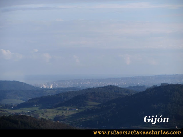 Ruta Sierra Bufarán, picos Degollada o Grande y Cotera: Vista de Gijón