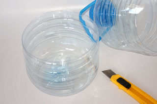 Potong botol plastik menjadi 2 bagian dengan yakni 1/3 bagian dari bawah botol