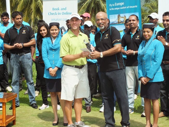 Joeff Campbell, Gents Gross Winner receiving his trophy from Gihan Karunaratne, Country Manager for Sri Lanka and Maldives, Oman Air.