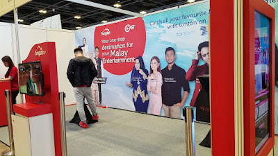 Singtel's booth at Celebfest YES also features meet-and-greets with TV3 celebrities Hafidz Roshdi and Wan Sharmila. 