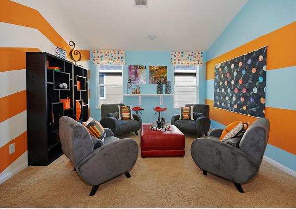 Desain Ruang Tamu dengan Kombinasi Warna Biru, Orange dan Cokelat