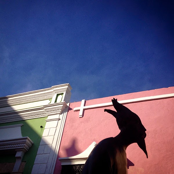 Una escultura de la artista surrealista Leonora Carrington decora una calle de Campeche, Yucatán