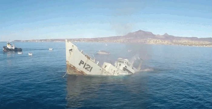 Παρακολουθήστε ένα πολεμικό πλοίο να βυθίζεται στον πυθμένα του ωκεανού [Βίντεο]  