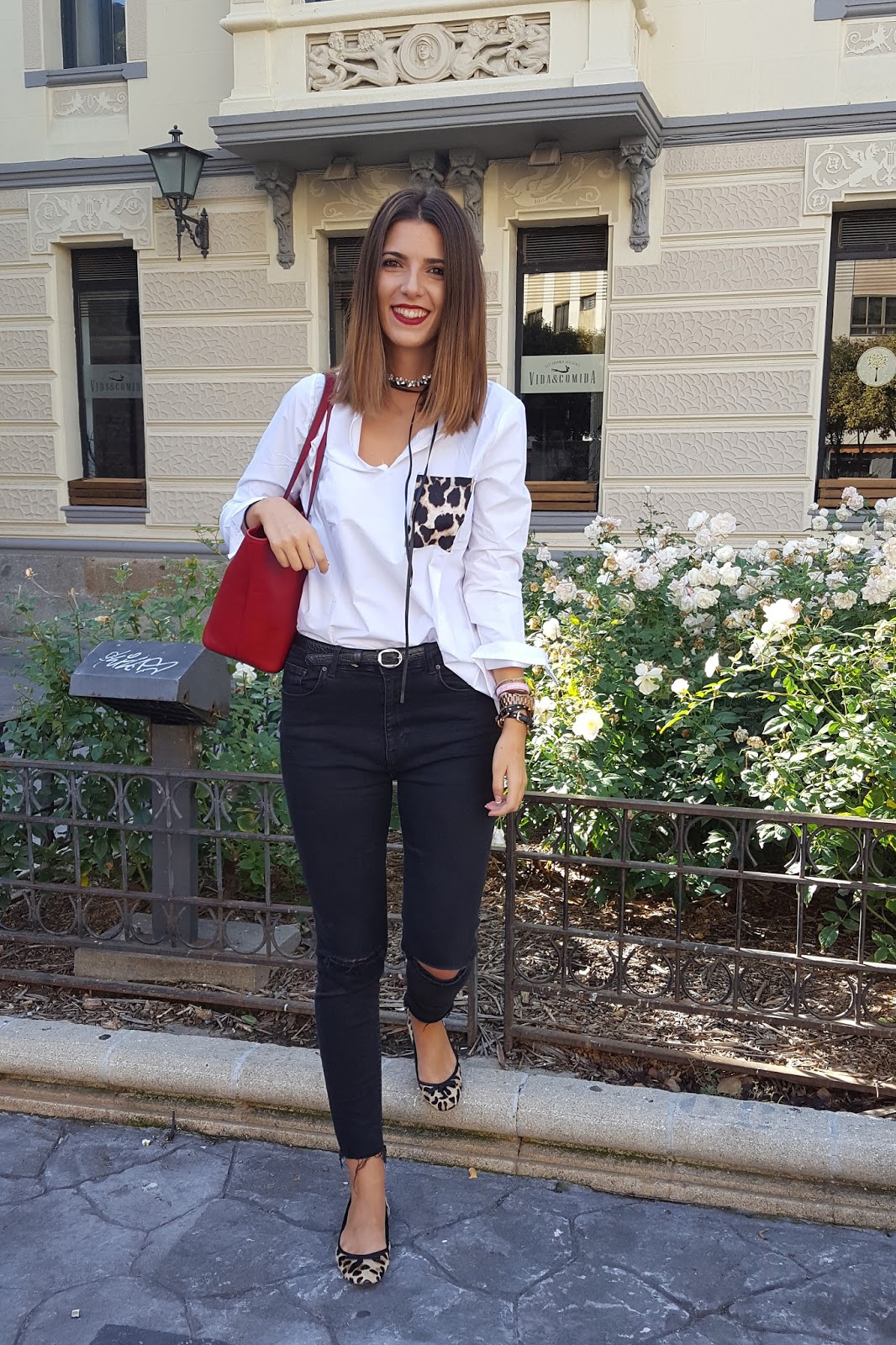 camisa blanca bolsillo leopardo