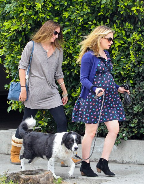 gossip-withouttheguild: Anna Paquin went for a morning walk with her ...