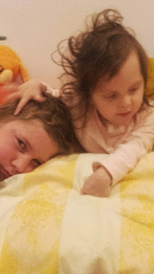 malá Katka so starším bratom