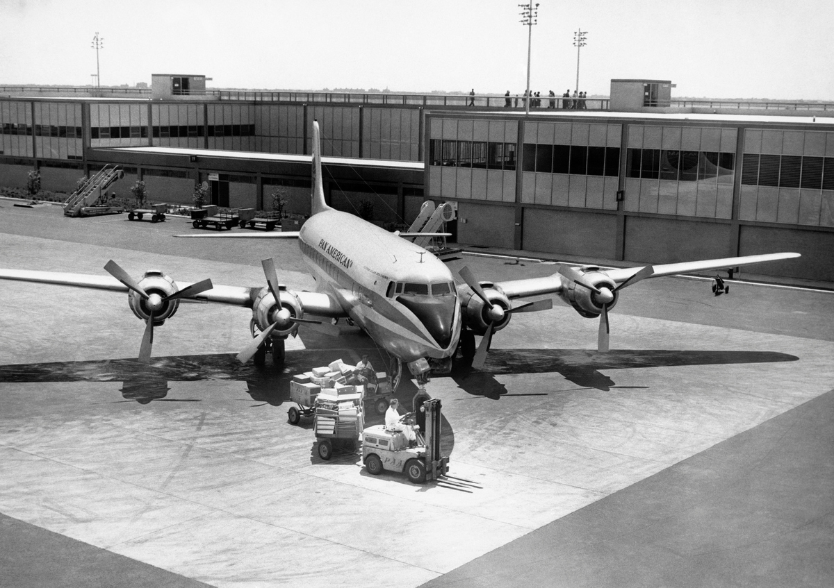 commercial air travel in the 1930s