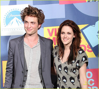 Robert Pattinson and Kristen Steward Smiling HD Wallpaper