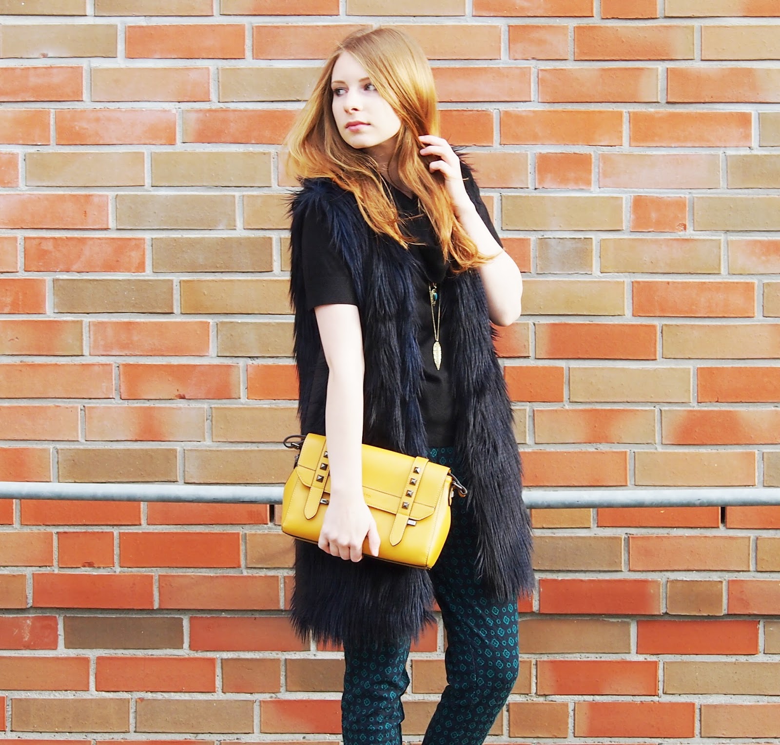 Outfit Fake Fellweste Gemusterte Stoffhose Und Rollkragenpullover The Fashionable Blog