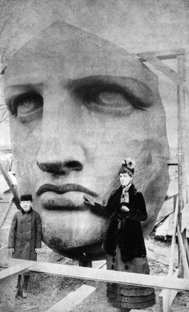 40 Must-See Photos Of The Past - Unpacking the head of the Statue of Liberty, 1885