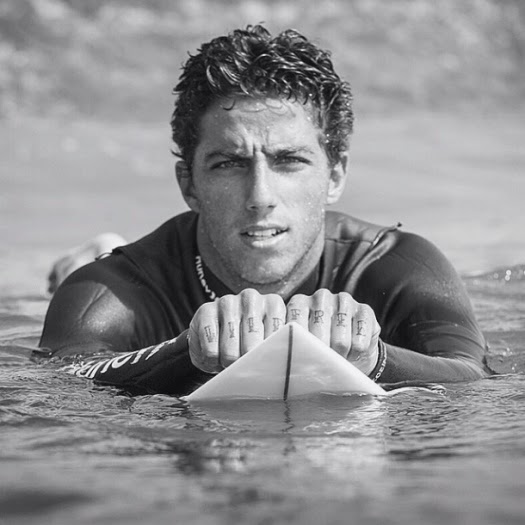Namorada do surfista Filipe Toledo, que briga por título no WCT, faz  topless em ensaio - Esporte - Extra Online