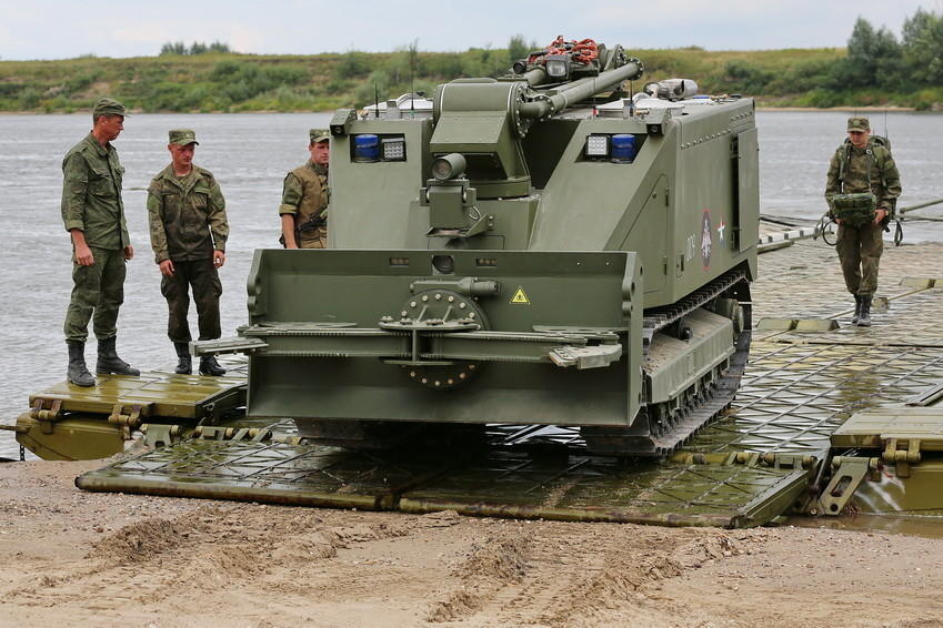 инженерные войска. средства инженерных войск. военно инженерные войска. понтонно мостовая машина пмм-2. общевойсковое оружие.