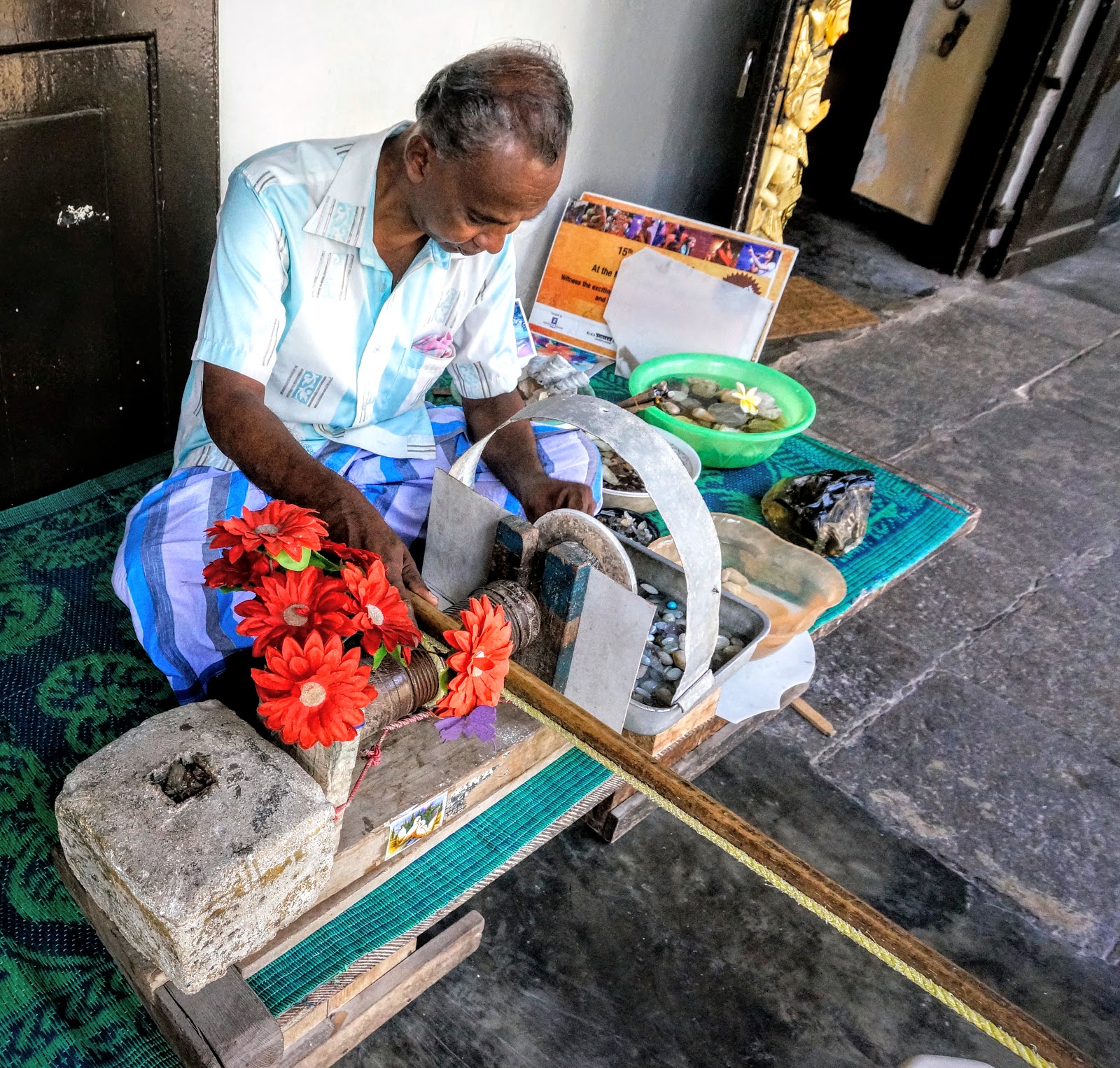 DiscoverSriLanka SRI LANKA GEM CUTTING [TRADITIONAL METHOD]