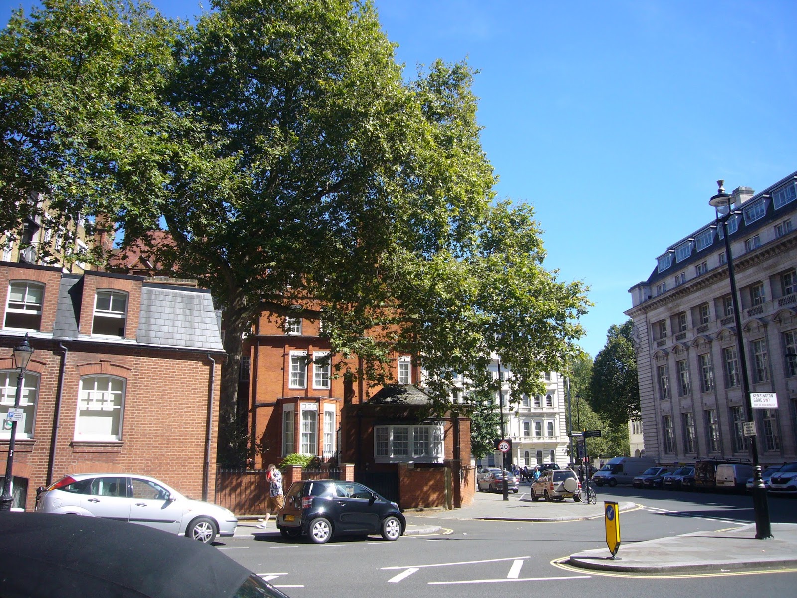 Holmes and Poirot in London ロンドン ケンジントンゴア通り（Kensington Gore）