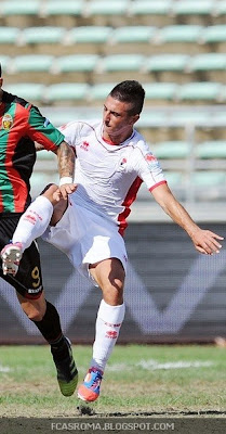 Nicola Bellomo playing for Bari.
