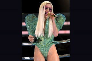 10 Foto Lady Gaga dengan Kostum Aneh, Unik dan Ekstrem