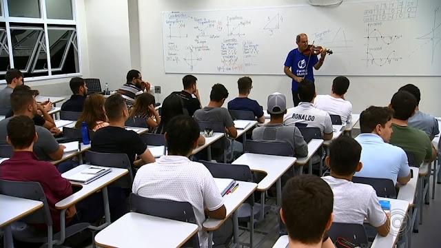 A relação entre fórmulas Matemáticas e as Músicas A relação entre fórmulas Matemáticas e as Músicas