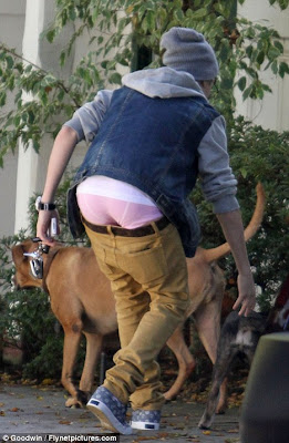Note to Justin Bieber: If you're going to wear your trousers that low... make sure your pants aren't a girly shade of pink! 6