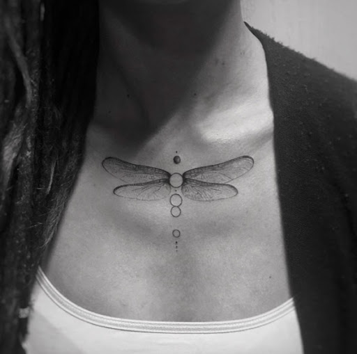 Este criativo dragonfly tattoo