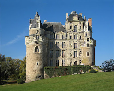 « Castle Brissac 2007 02 » par Manfred Heyde — Travail personnel. Sous licence CC BY-SA 3.0 via Wikimedia Commons - http://commons.wikimedia.org/wiki/File:Castle_Brissac_2007_02.jpg#/media/File:Castle_Brissac_2007_02.jpg