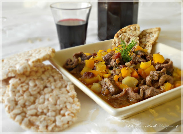 Straccetti di vitello con verdure e gallette di riso