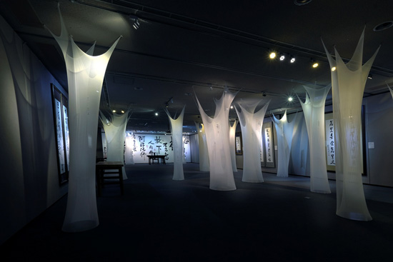 采顥室內空間設計為星雲大師一筆字書法展佈展,將展場營造出聳立的樹林意境。
