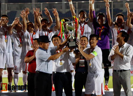 ĐTVN vô địch, HLV Hữu Thắng đặc biệt khiêm tốn - Ảnh 2 DTVN vo dich, HLV Huu Thang dac biet khiem ton - Anh 2