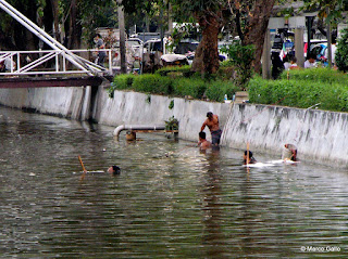BUSCADORES DE ORO EN LOS CANALES DE BANGKOK. TAILANDIA