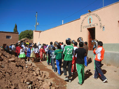 die Kinder der Grundschule Esmoraca vor dem Pfarrhaus