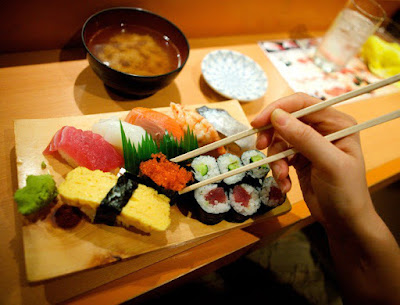Bahayanya Ibu Hamil Makan Sushi