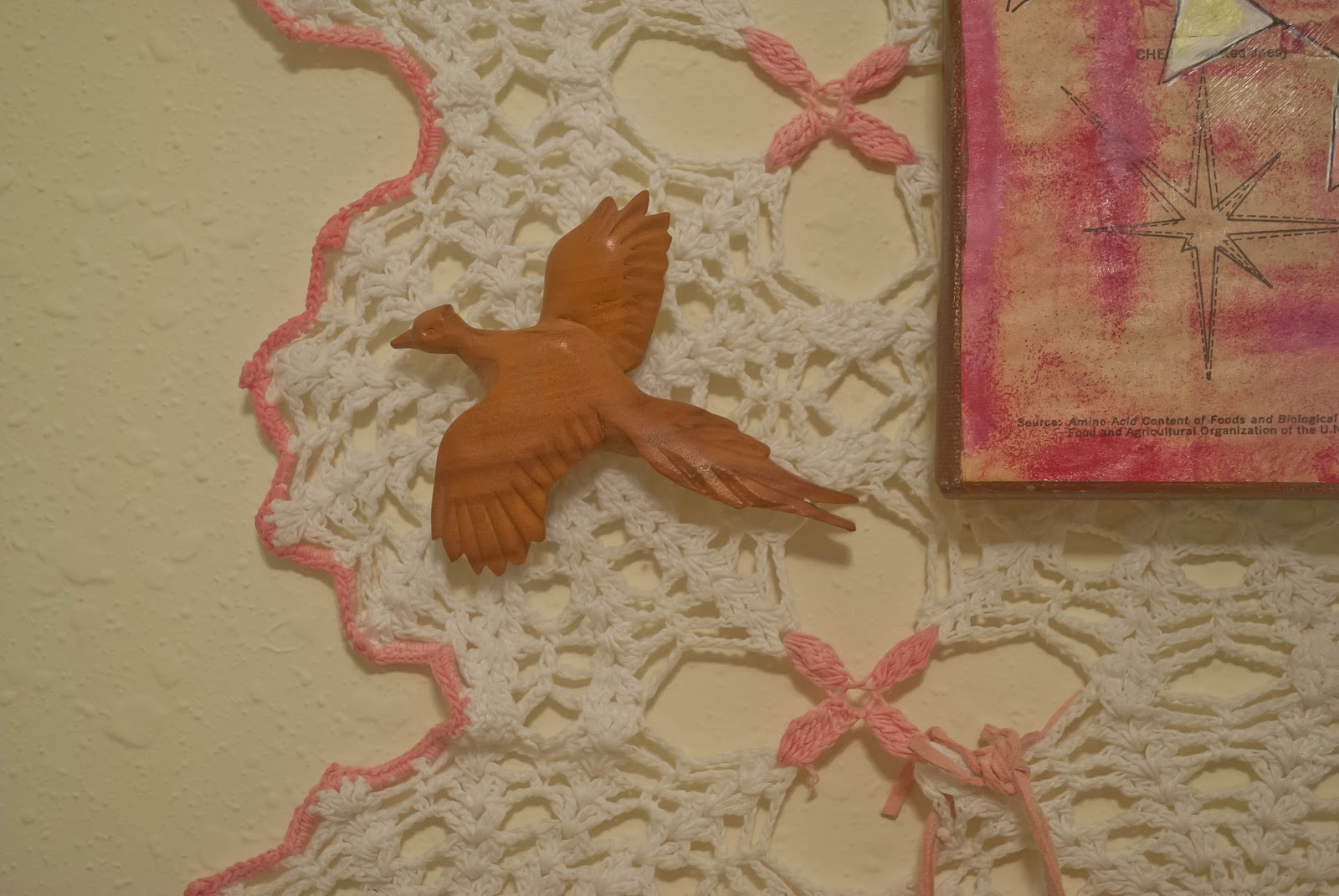 My Trash and Treasure diy doily wall hanging